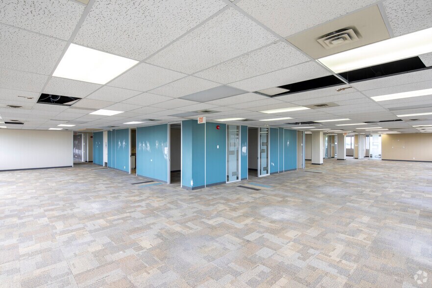 More Photos Of 700 Dorval Dr, Oakville Unknown For Lease