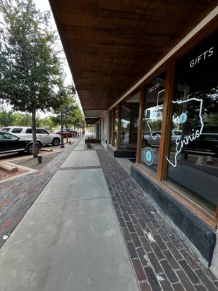 More Photos Of 204 W Knox St, Ennis Storefront Retail Office For Lease