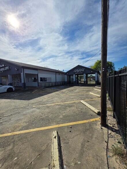 More Photos Of 14206 S Post Oak Rd, Houston General Retail For Sale