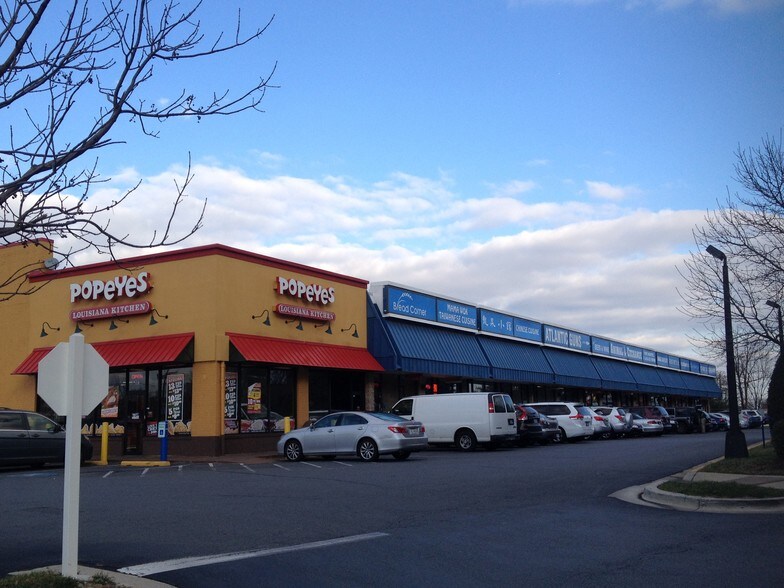 Primary Photo Of 587-621 Hungerford Dr, Rockville General Retail For Lease