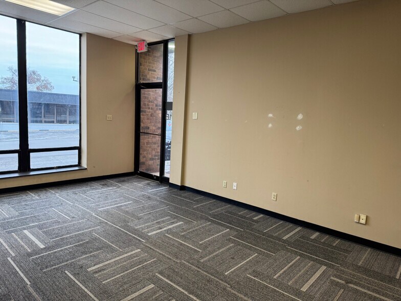 More Photos Of 907-929 Fee Fee Rd, Maryland Heights Light Distribution For Lease