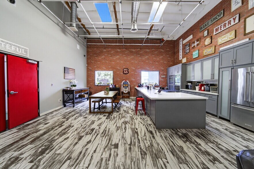 More Photos Of 20938 Osborne St, Canoga Park Warehouse For Sale