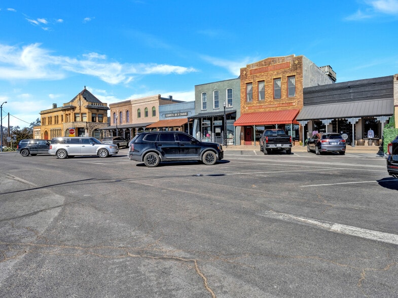 More Photos Of 106 W Main St, Pilot Point Storefront For Sale