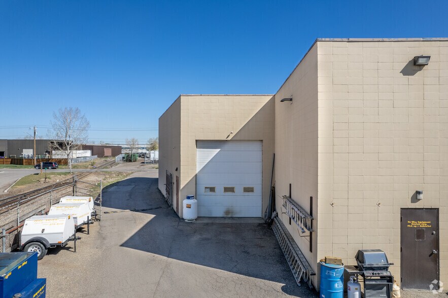 More Photos Of 4063 74th Ave SE, Calgary Showroom For Lease