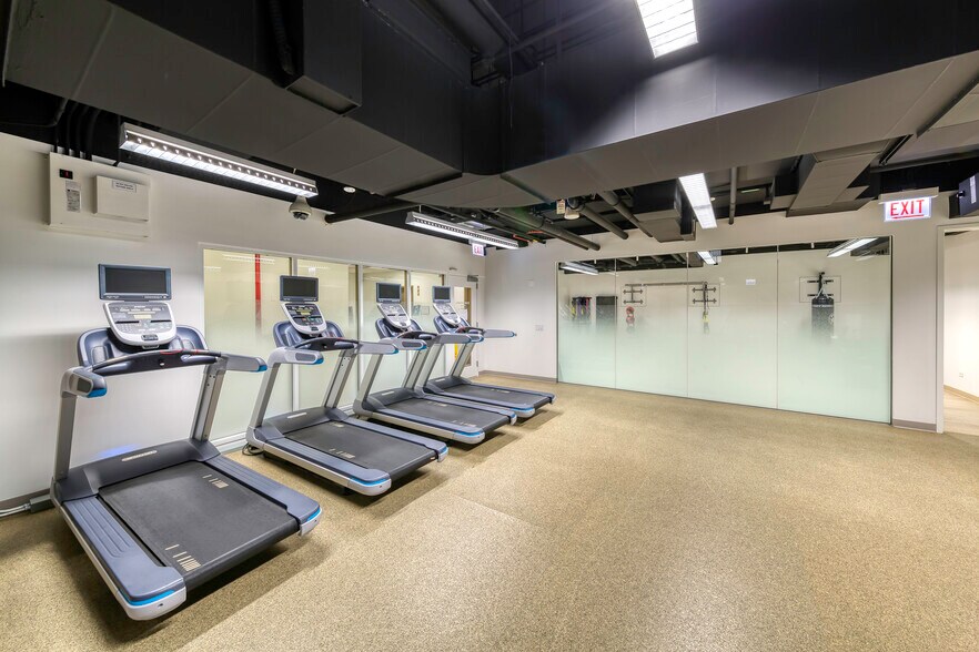 More Photos Of 737 N Michigan Ave, Chicago Office For Lease