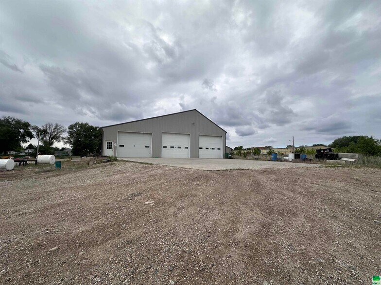 More Photos Of 601 E 10th St, Alton Warehouse For Sale