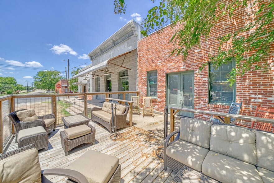 More Photos Of 514-520 N Railroad St, Burton Restaurant For Lease