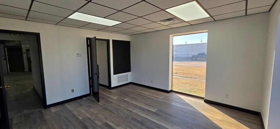 More Photos Of 5716 I-35 Industrial Blvd, Edmond Service For Lease