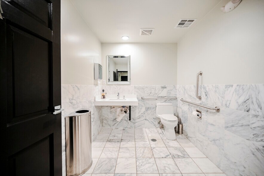 More Photos Of 630 S 3rd St, Las Vegas Office For Sale