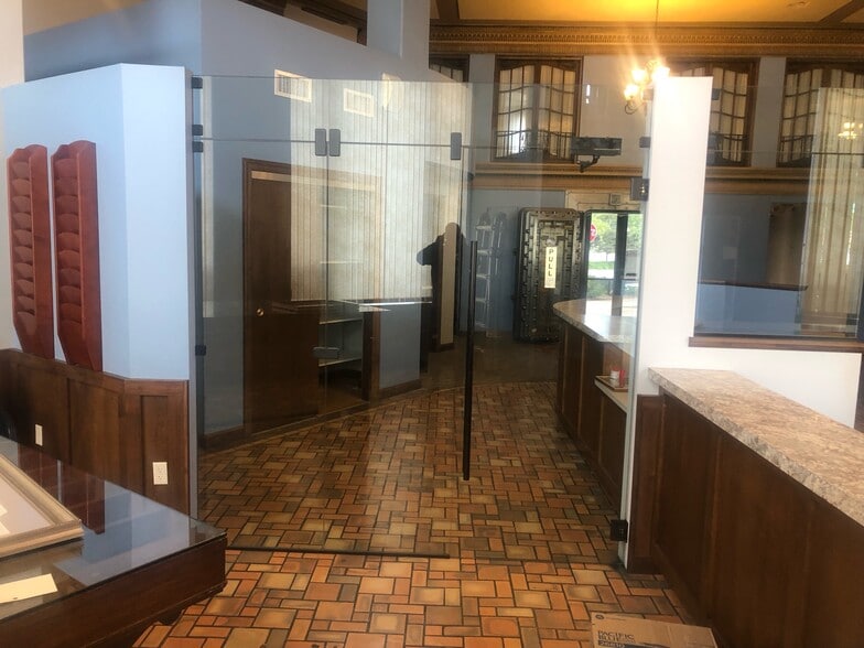 More Photos Of 115 7th St, Rockford Medical For Sale