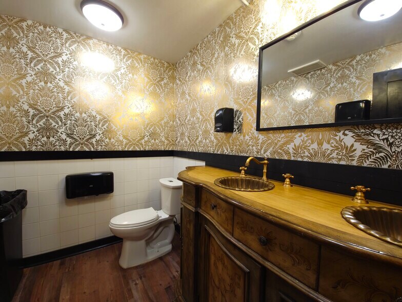 More Photos Of 1011 Front St, Evanston Restaurant For Lease