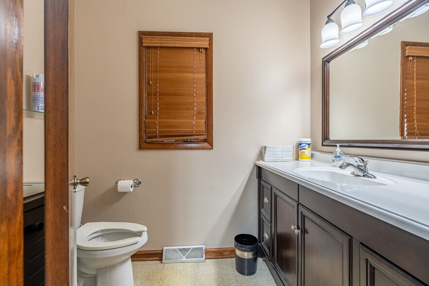 More Photos Of 302 N Hammes Ave, Joliet Medical For Lease