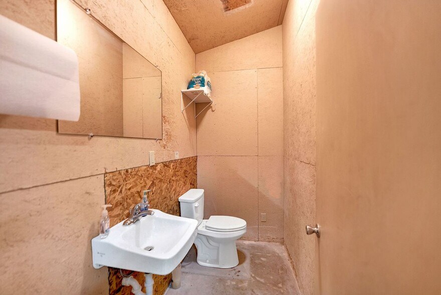 More Photos Of 389 Interstate 35 S, Devine Unknown For Lease