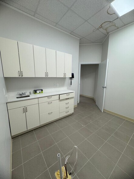 More Photos Of 1432 Hylan Blvd, Staten Island Medical For Lease