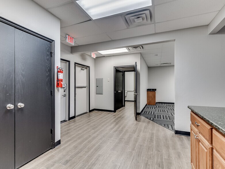 More Photos Of 17311 NE 23rd St, Choctaw Office For Sale