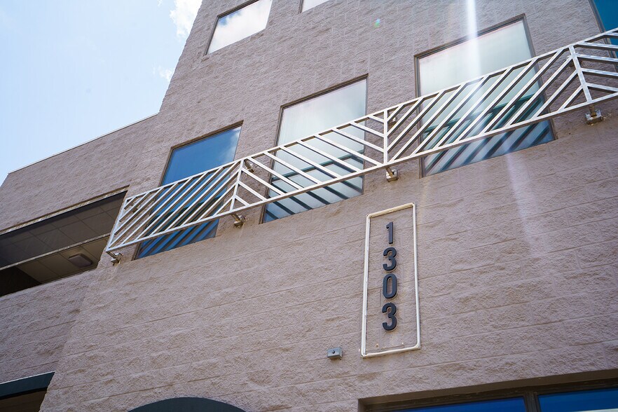 More Photos Of 1303 Dragon St, Dallas Storefront Retail Residential For Sale