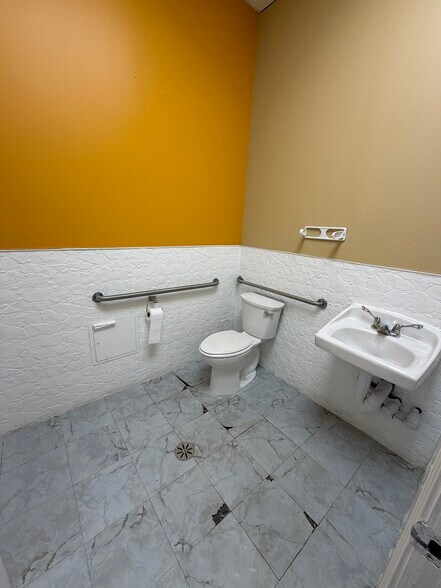 More Photos Of 9003-9025 W 151st St, Orland Park Fast Food For Lease