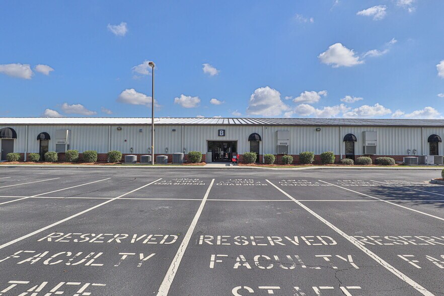Primary Photo Of 4201 N Forrest St, Valdosta Schools For Lease