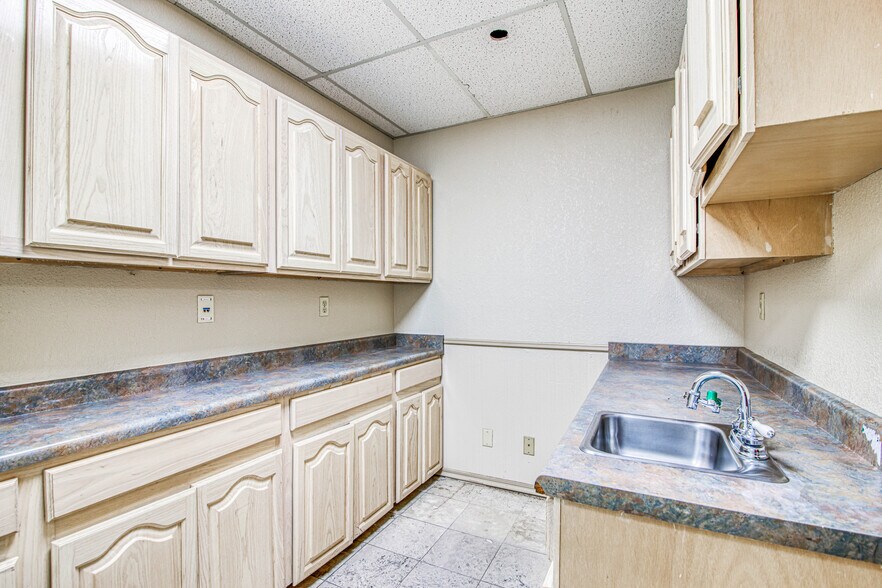 More Photos Of 361 Vinton Rd, Anthony Medical For Lease