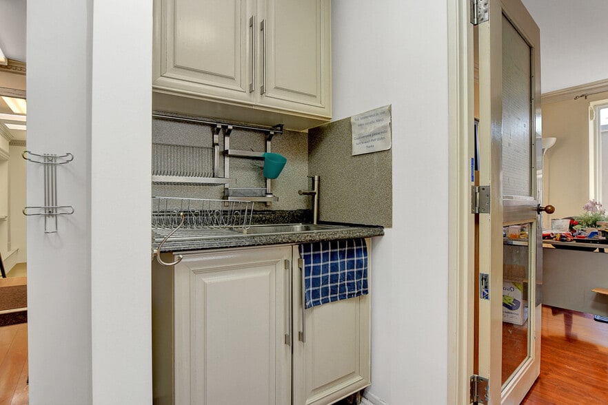 More Photos Of 255 Montreal Rd, Ottawa Storefront Retail Office For Lease