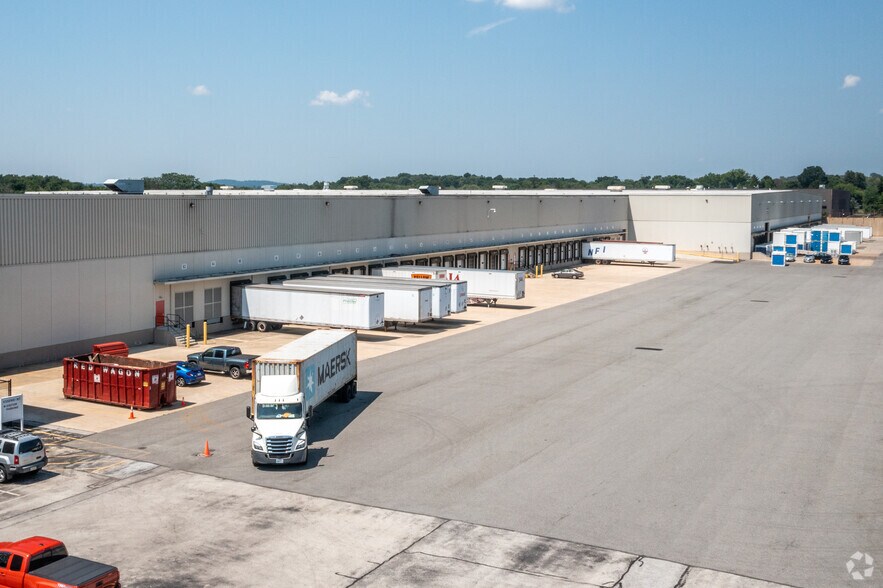 More Photos Of 125 Green Tree Rd, Oaks Distribution For Lease