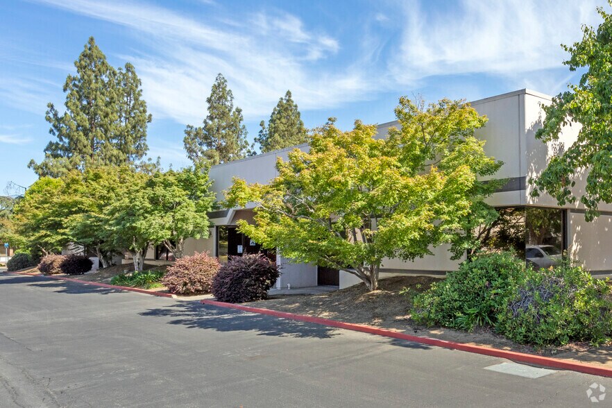 More Photos Of 1945 N Fine Ave, Fresno Flex For Lease