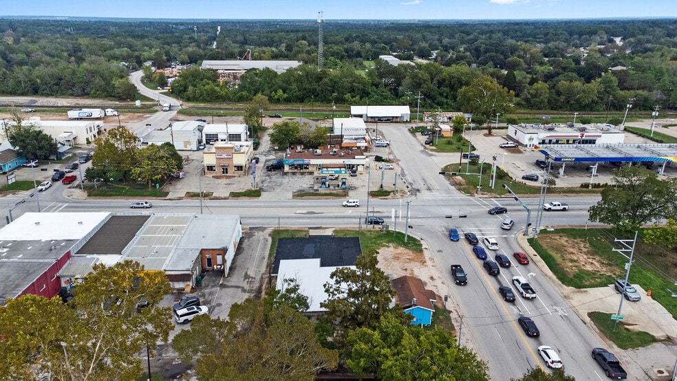 More Photos Of 107 N Danville St, Willis Showroom For Lease