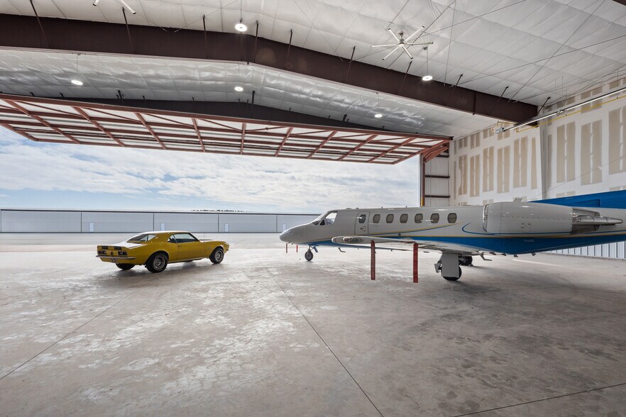 More Photos Of 700 Rod Sullivan Rd, Sanford Airplane Hangar For Lease