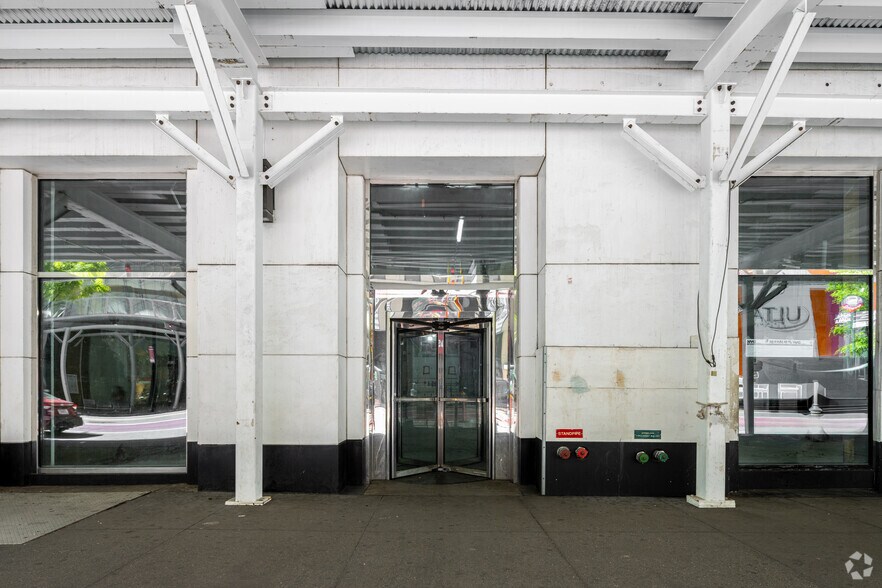 More Photos Of 50 W 34th St, New York Apartments For Lease