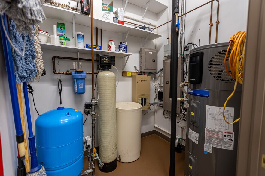 More Photos Of 14605 Velp Ave, Suamico Veterinarian Kennel For Lease