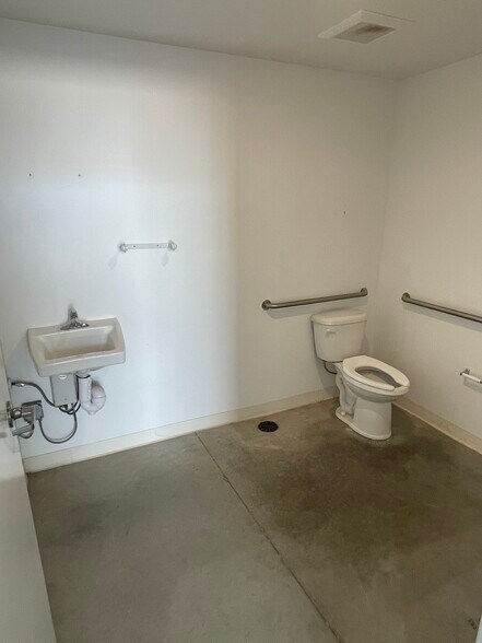 More Photos Of 3301 111th St, Urbandale Service For Sale