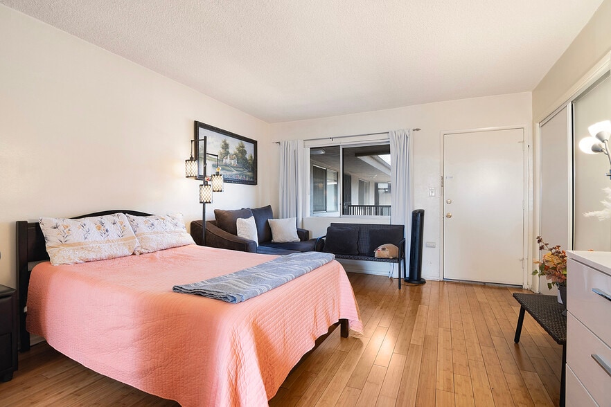 More Photos Of 903 N Heliotrope Dr, Los Angeles Apartments For Sale