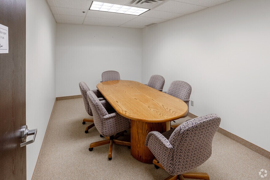 More Photos Of 5900 Green Oak Dr, Minnetonka Office For Lease