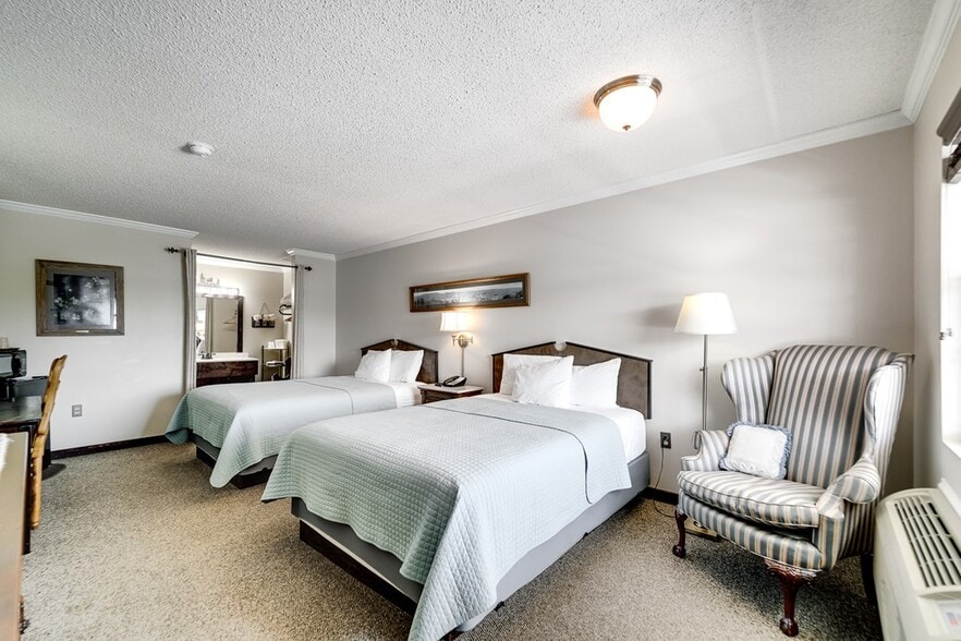 More Photos Of 40 Chatuge Ln, Hayesville Hotel For Sale