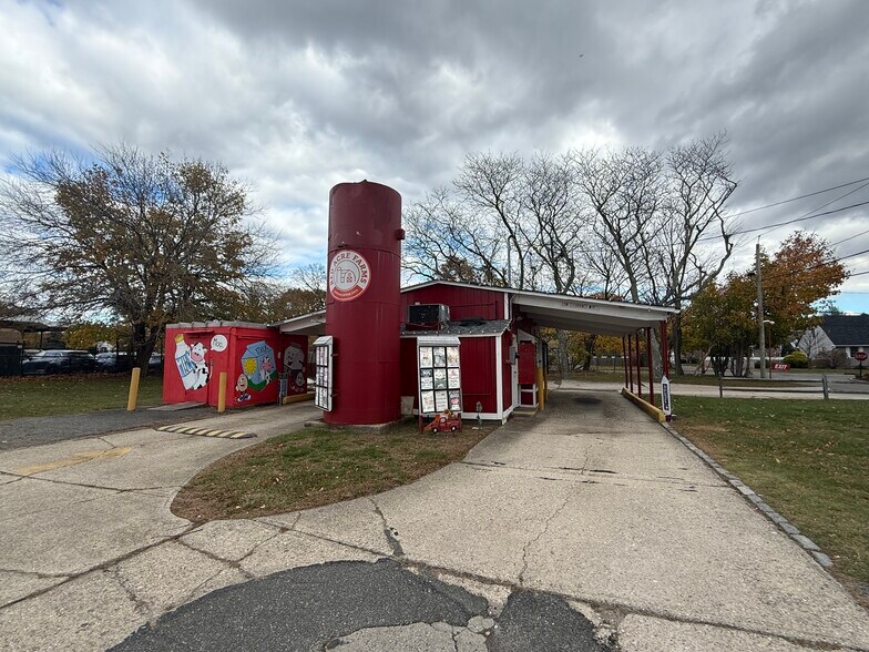 More Photos Of 295 Lake Ave, Saint James Convenience Store For Lease