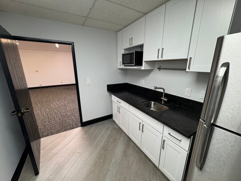 More Photos Of 2900 Orange Ave, Signal Hill Unknown For Lease