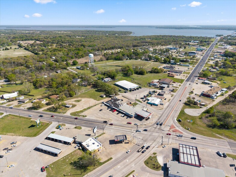 More Photos Of 101 N Seven Points Dr, Kemp Service Station For Sale