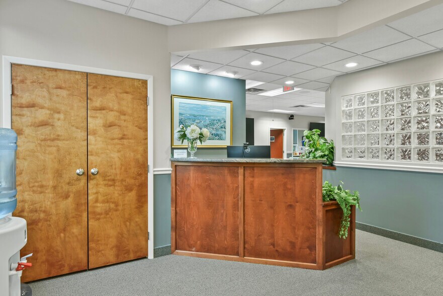 More Photos Of 875 Centerville Rd, Warwick Office For Sale