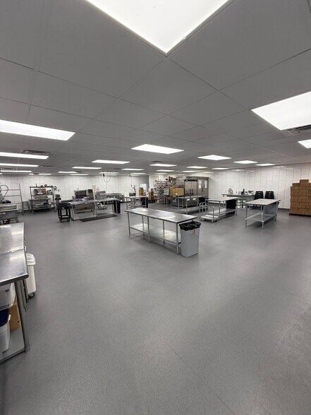 More Photos Of 117 Austin St, Garland Warehouse For Lease