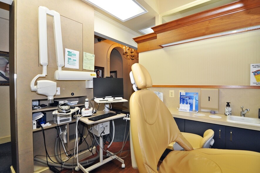 More Photos Of 10614 Warwick Ave, Fairfax Office For Lease