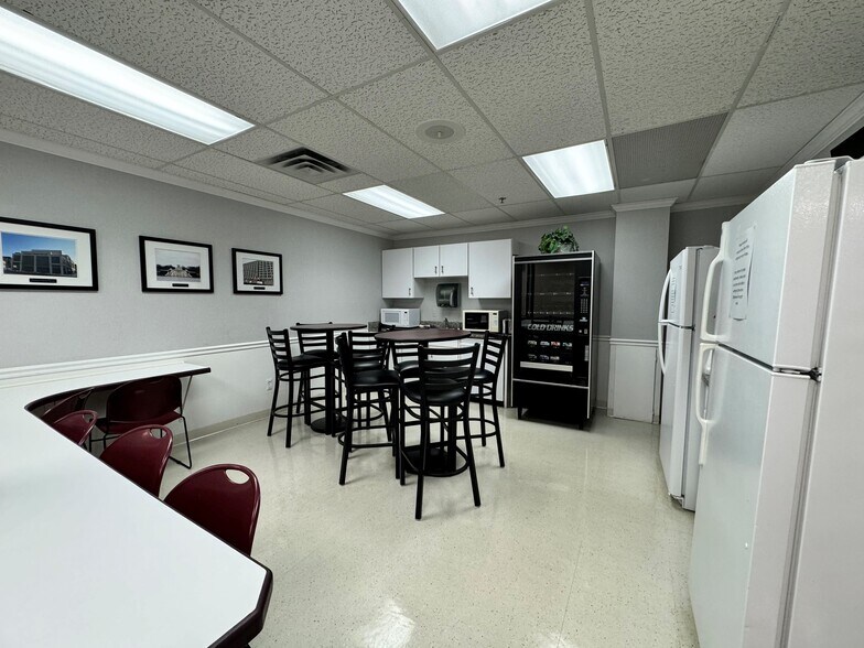 More Photos Of 575 E Big Beaver Rd, Troy Office For Sale