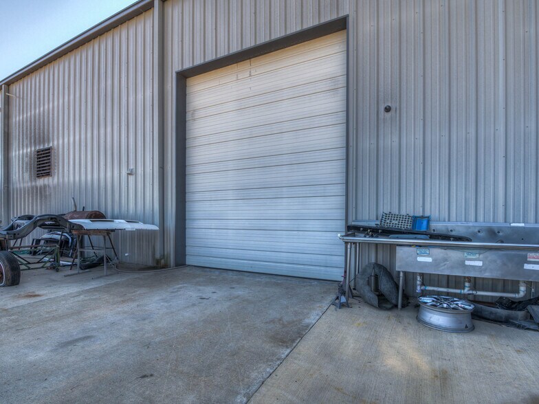 More Photos Of 6355 Boucher Dr, Edmond Showroom For Lease