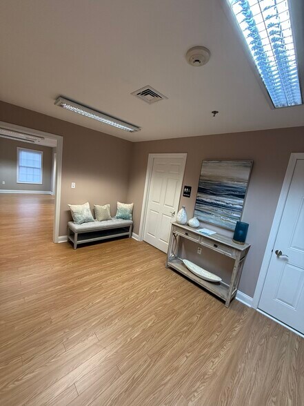 More Photos Of 127 Rockingham Rd, Windham Office For Lease