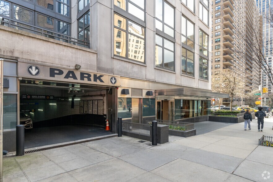 More Photos Of 200 W End Ave, New York Apartments For Lease