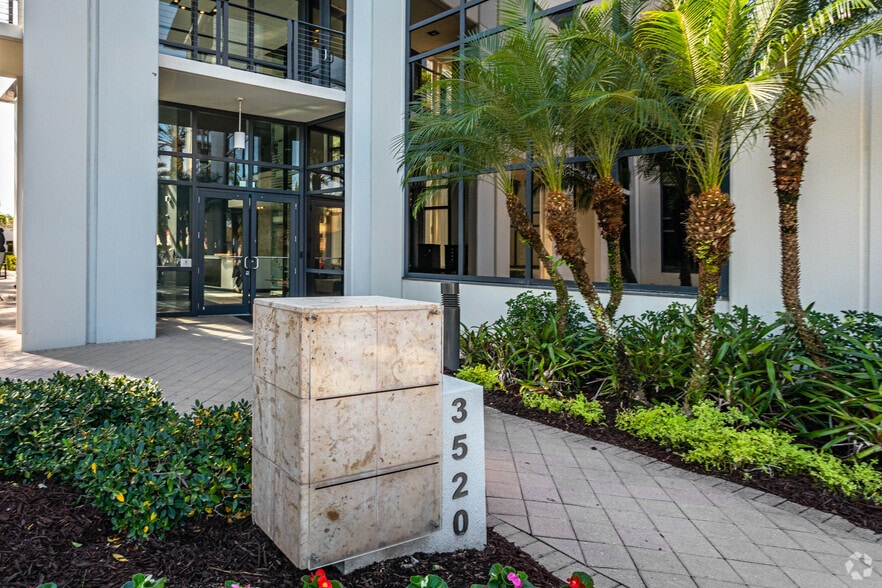 More Photos Of 3520 Kraft Rd, Naples Office For Lease