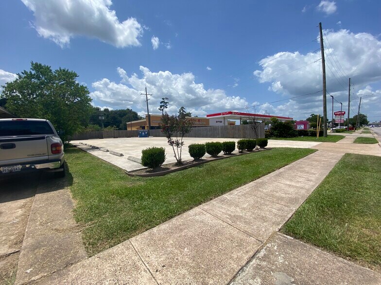 More Photos Of 2401 N 16th St, Orange Land For Sale