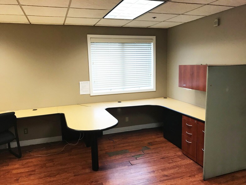 More Photos Of 740 Schneider Dr, South Elgin Manufacturing For Sale
