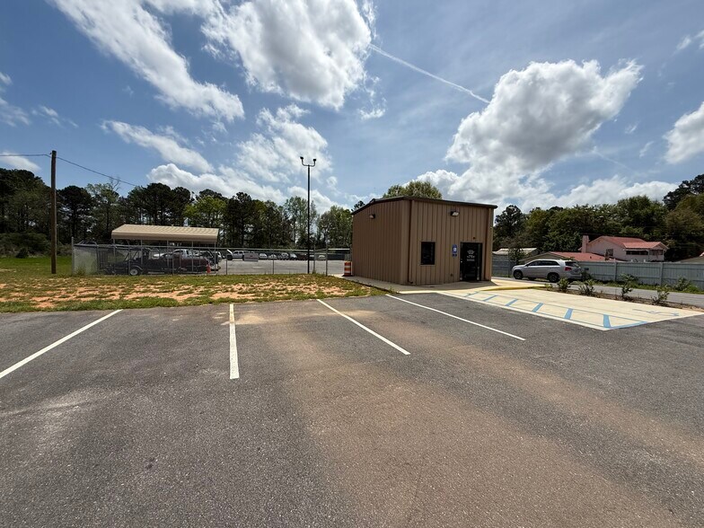 More Photos Of 1026 Country Club Dr, Auburn Parking Lot For Sale