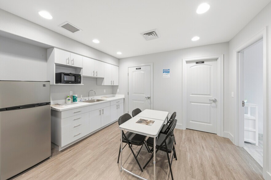 More Photos Of 1205-1350 Plaza Blvd, Central Point Freestanding For Lease