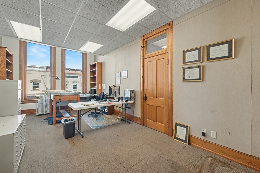More Photos Of 116B W Walnut St, Rogers Office For Lease